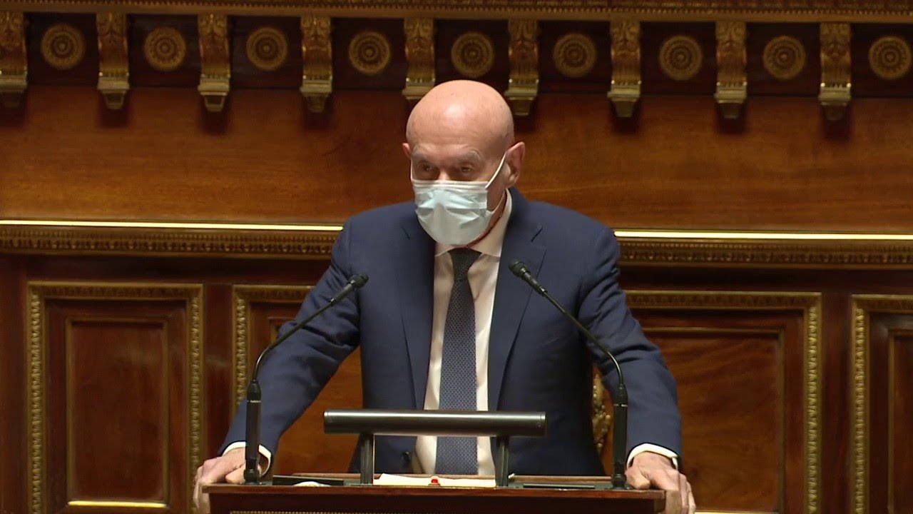 Passe vaccinal : Claude Malhuret s’en prend aux « trafiquants de fake news »