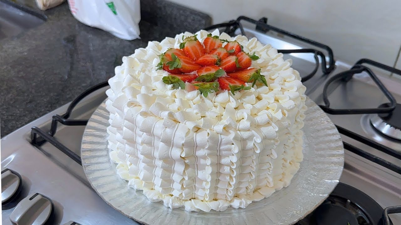 BOLO DE MORANGO 🍓 PASSO A PASSO DA RECEITA
