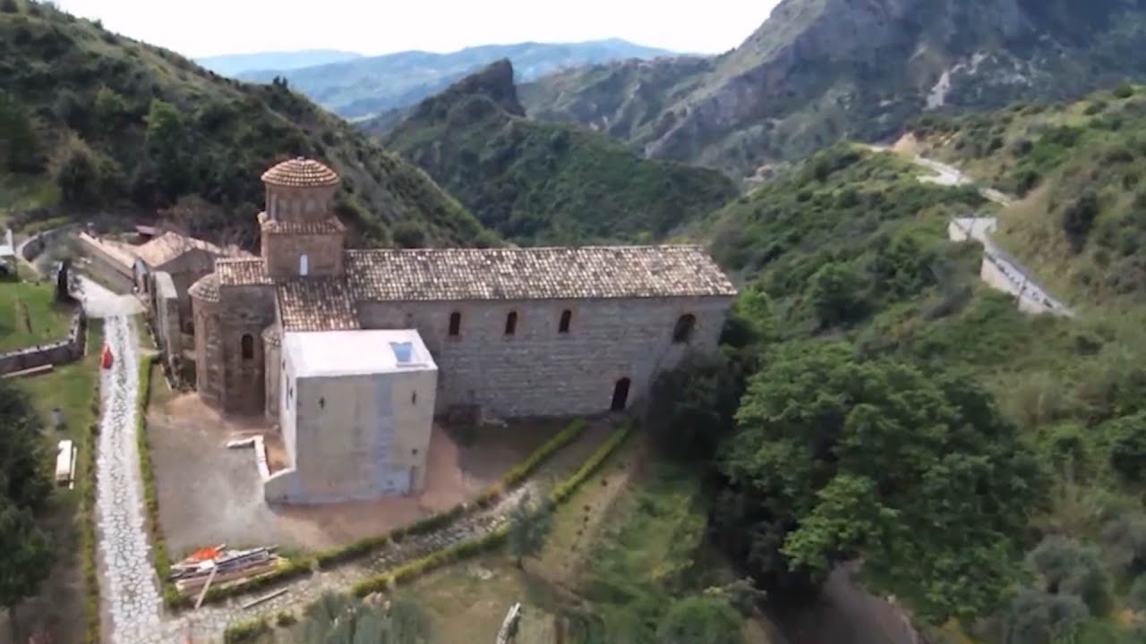 Bivongi: Turisti in visita al monastero ortodosso e in paese