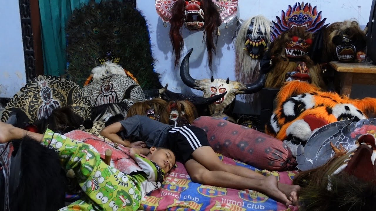Vicho dan Vinix Satu Malam Tidur Sama Barongan