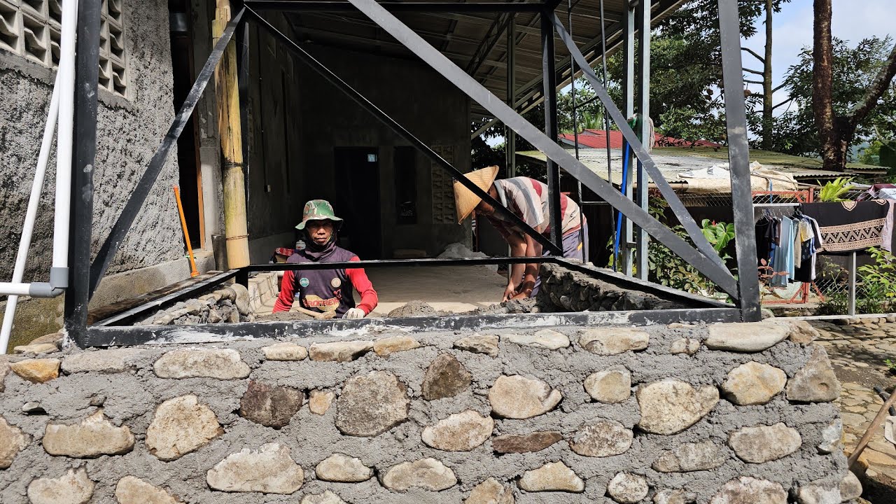 Bikin kolam di bawah tower 