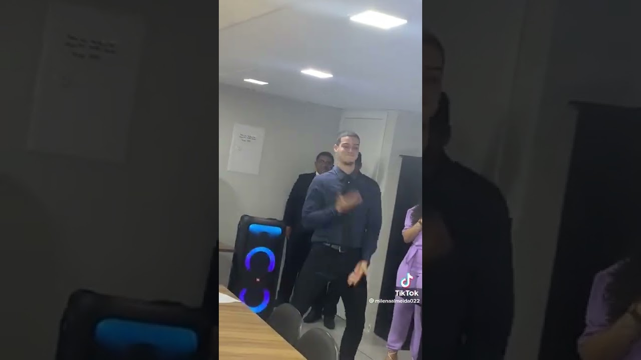 FUNCIONÁRIO VITALIZA DANÇANDO MÚSICA TUBARÃO