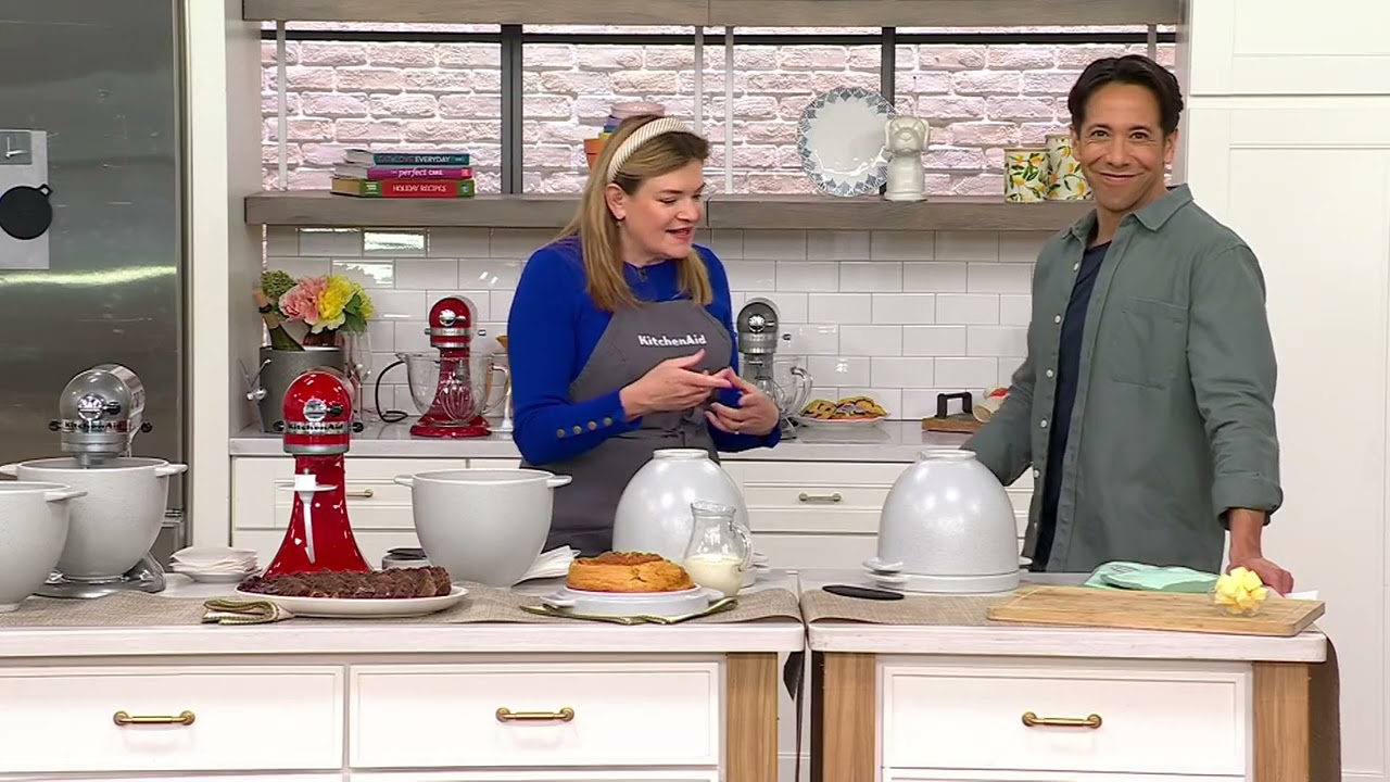 Ceramiczna miska do chleba KitchenAid o pojemności 5 qt z pokrywką i skrobakiem do ciasta na QVC