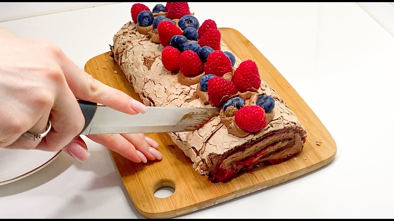 THE BEST DESSERT I'VE EVER EATEN! CHOCOLATE MERINGUE ROULADE
