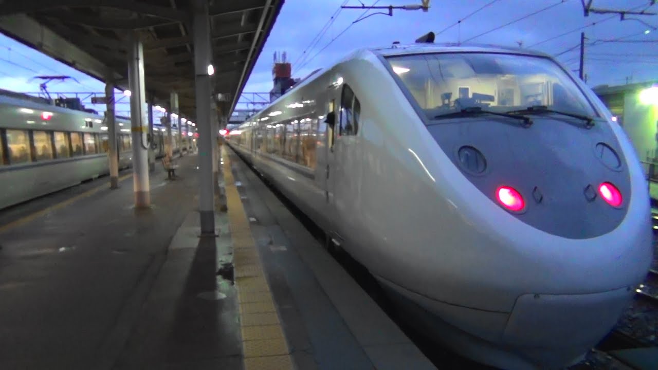 特急はくたか、特急サンダーバートの並び　早朝の魚津駅にて