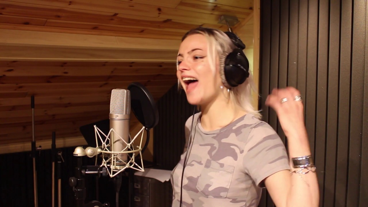 Studio Session 2020 : Laura - It's A Man's World