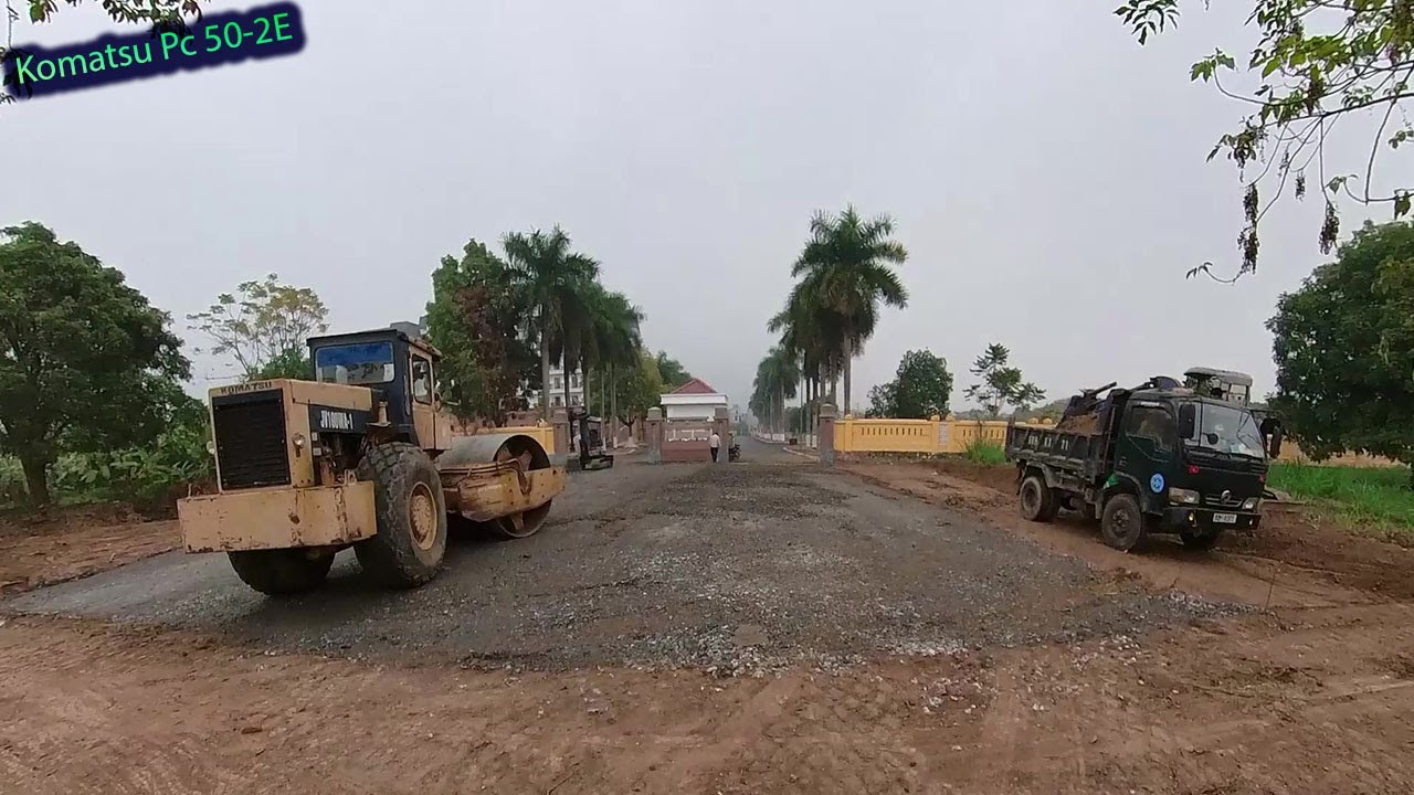 Máy Xúc Việt Nam Tập 1899. Hai Máy Xúc San Mặt Bằng Đá Bây Cho Xe Lu Nền Chuẩn Bị Trải Nhựa Đường