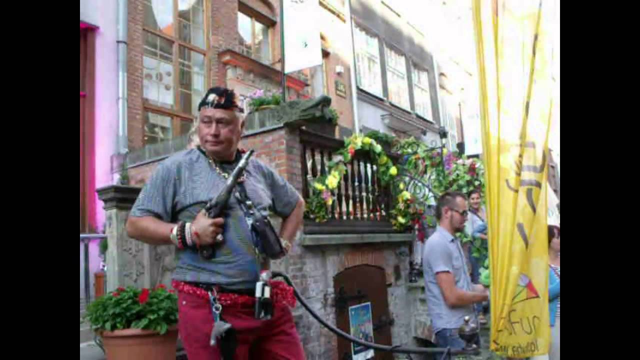 czerwony pirat wyrzucony z ulicy Mariackiej