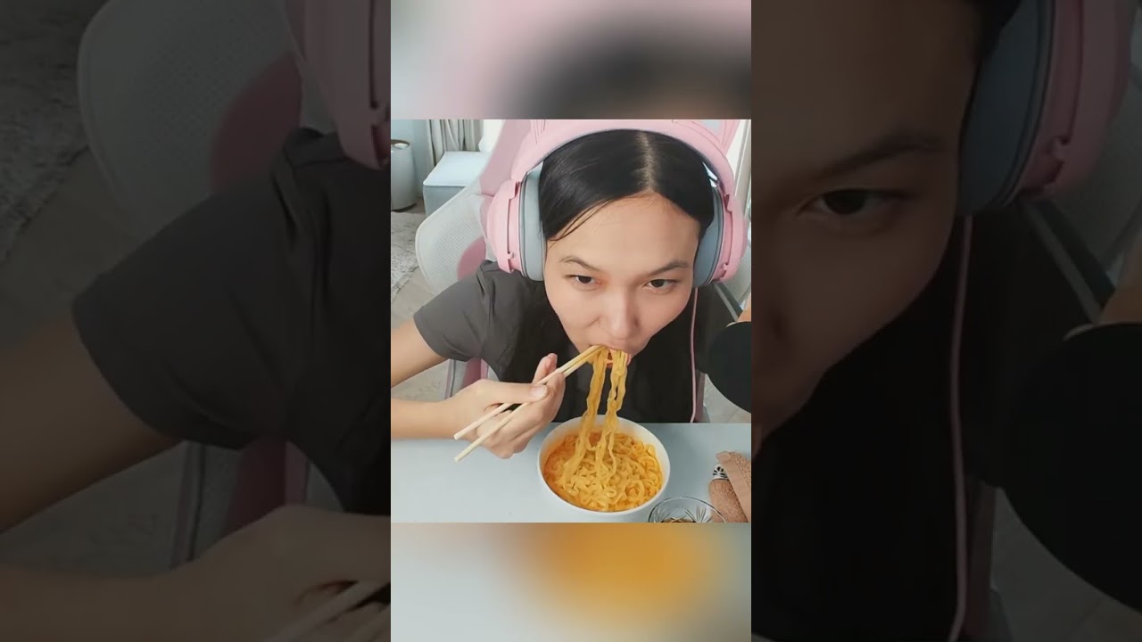 Aru eats spicy RAMEN on Roblox!🥵🌶 #roblox #robloxshorts