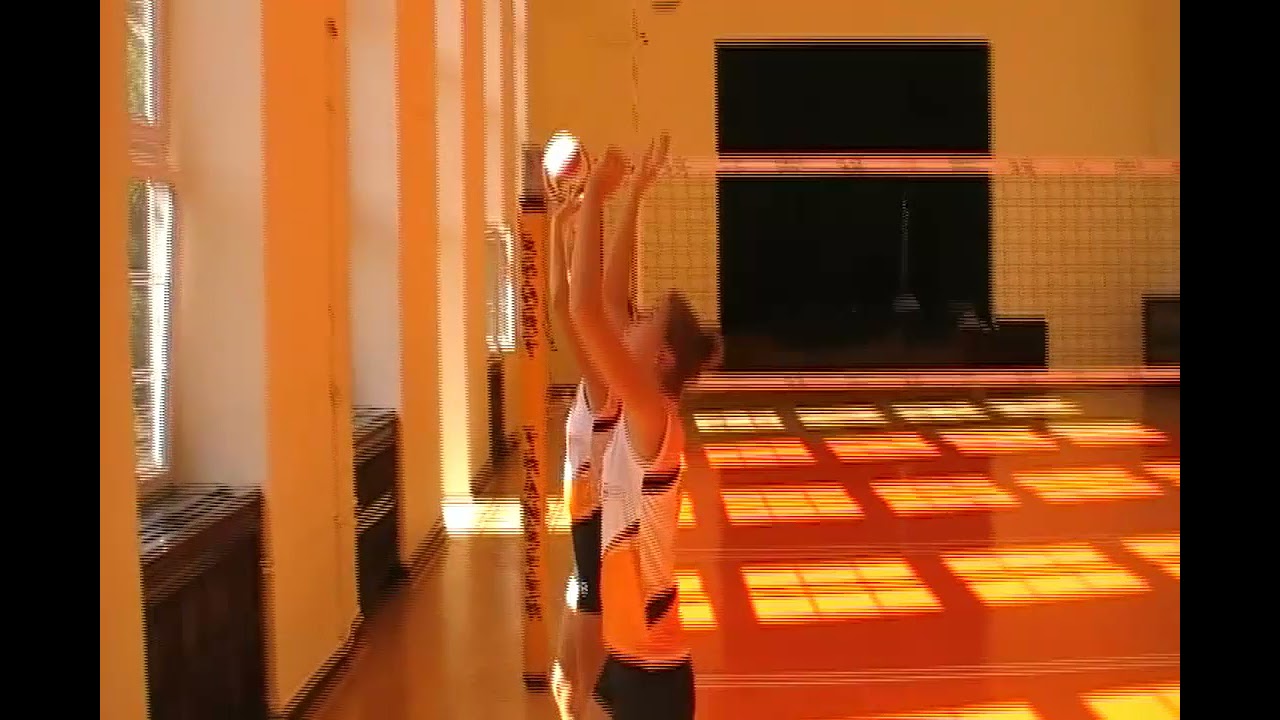 Odbicia sposobem górnym. Ćwiczenia w ruchu, w trójkach. Training for volleyball players - setters.
