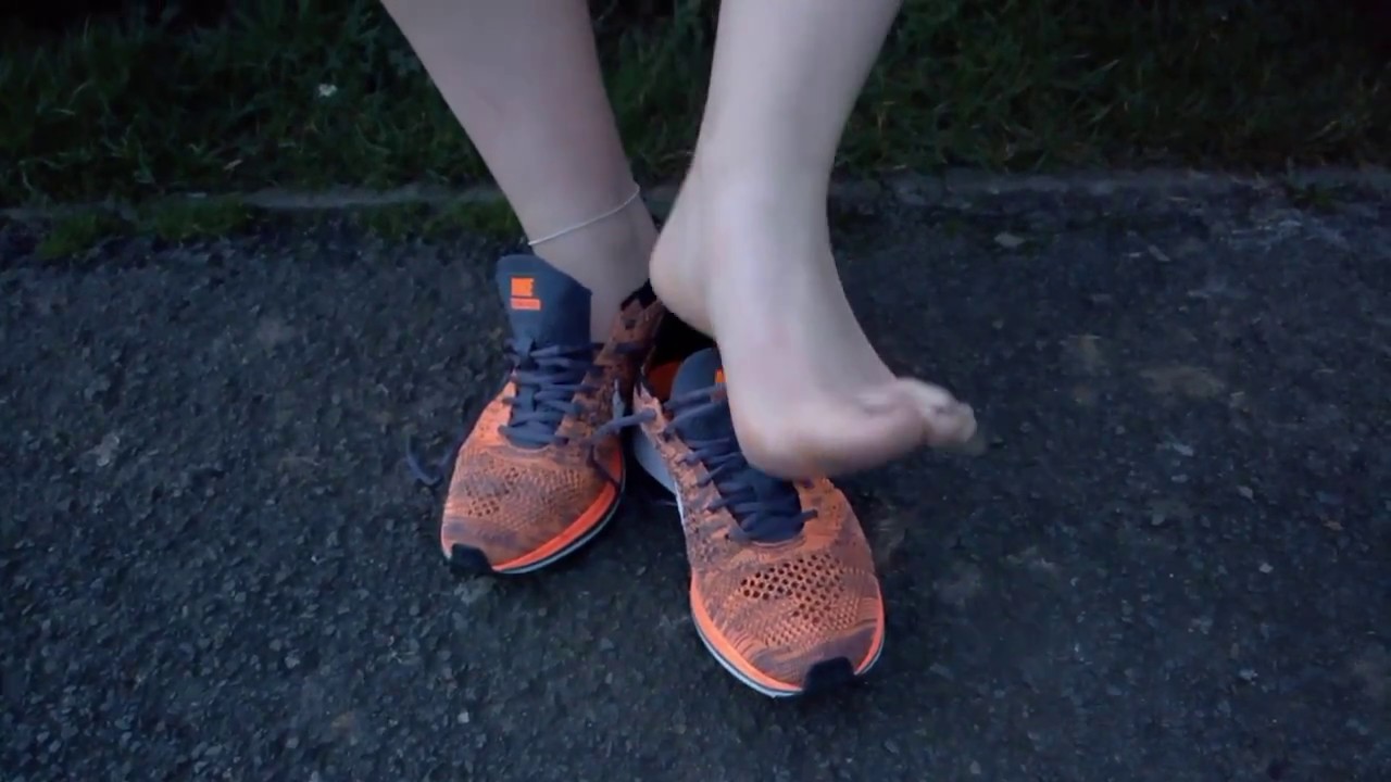 Her sockless sweaty feet while running in Nike Flyknit Racers