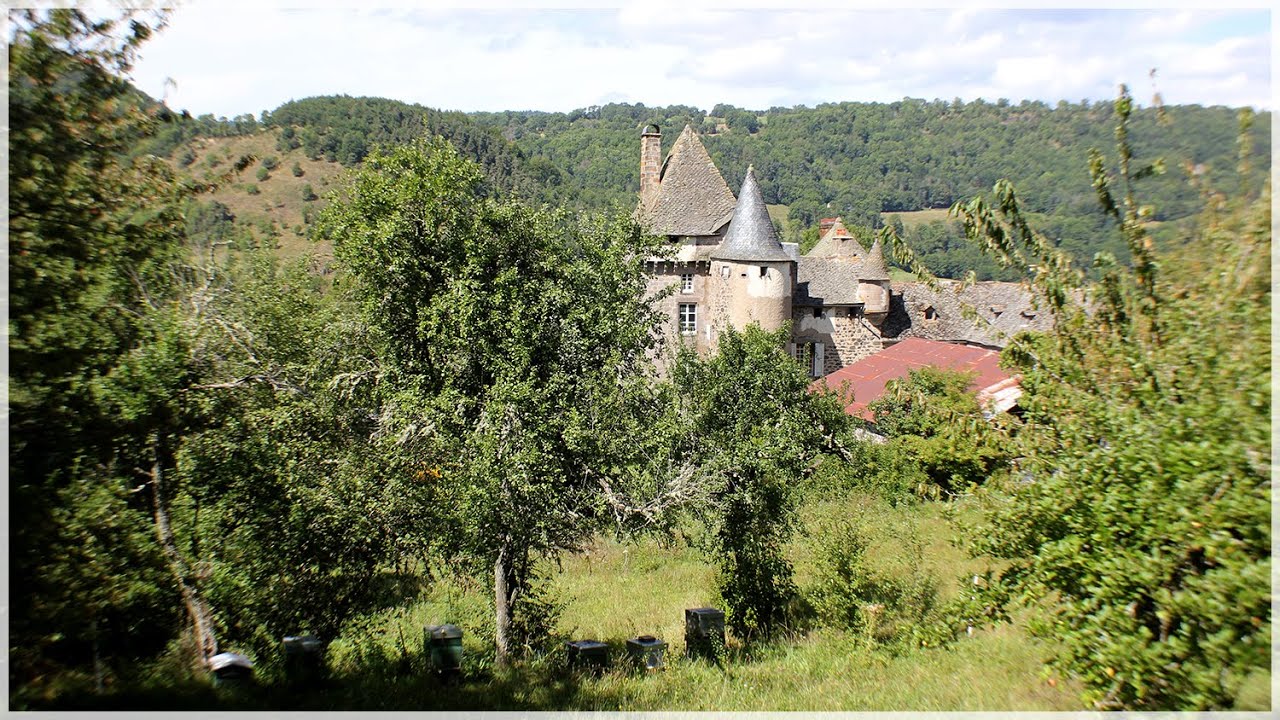Cantal, ici le château de Jarousset et Pierrefort aux portes de là verrons
