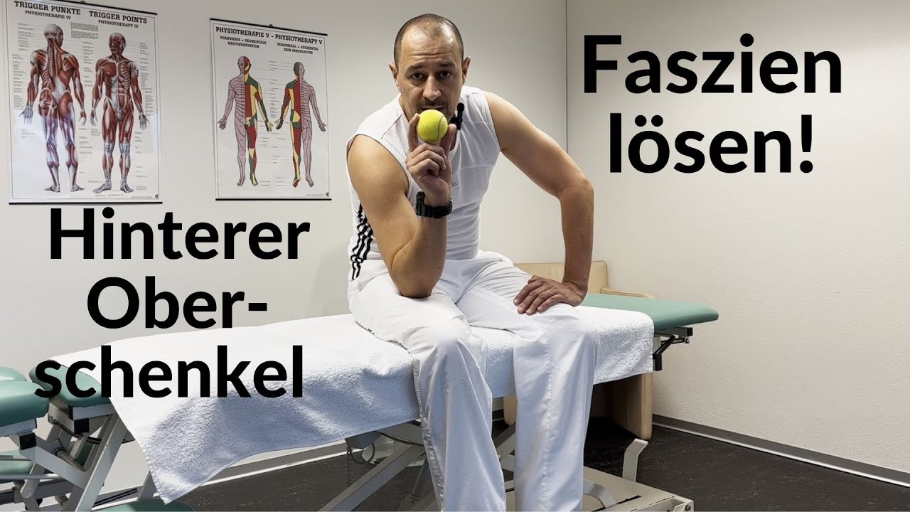 Faszientraining - Hintere Oberschenkel Faszie mit einem Tennisball lösen.