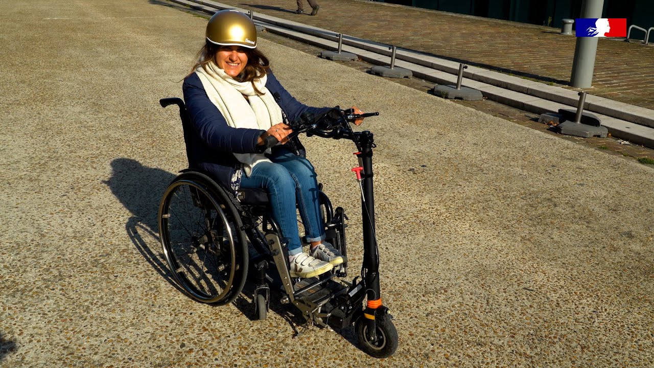Grâce à Omni, motorisez votre fauteuil roulant en y reliant une trottinette électrique