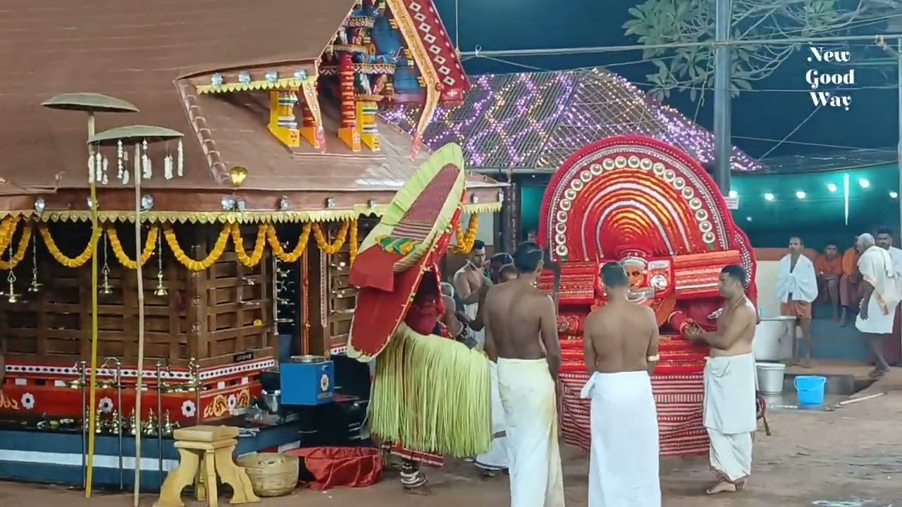 കണ്ണങ്ങാട്ട് ഭഗവതിയും നരമ്പിൽ ഭഗവതിയും ഒന്നിച്ച് അതിയടം മുച്ചിലോട്ട് ഭഗവതി ക്ഷേത്ര സന്നിധിയിൽ 