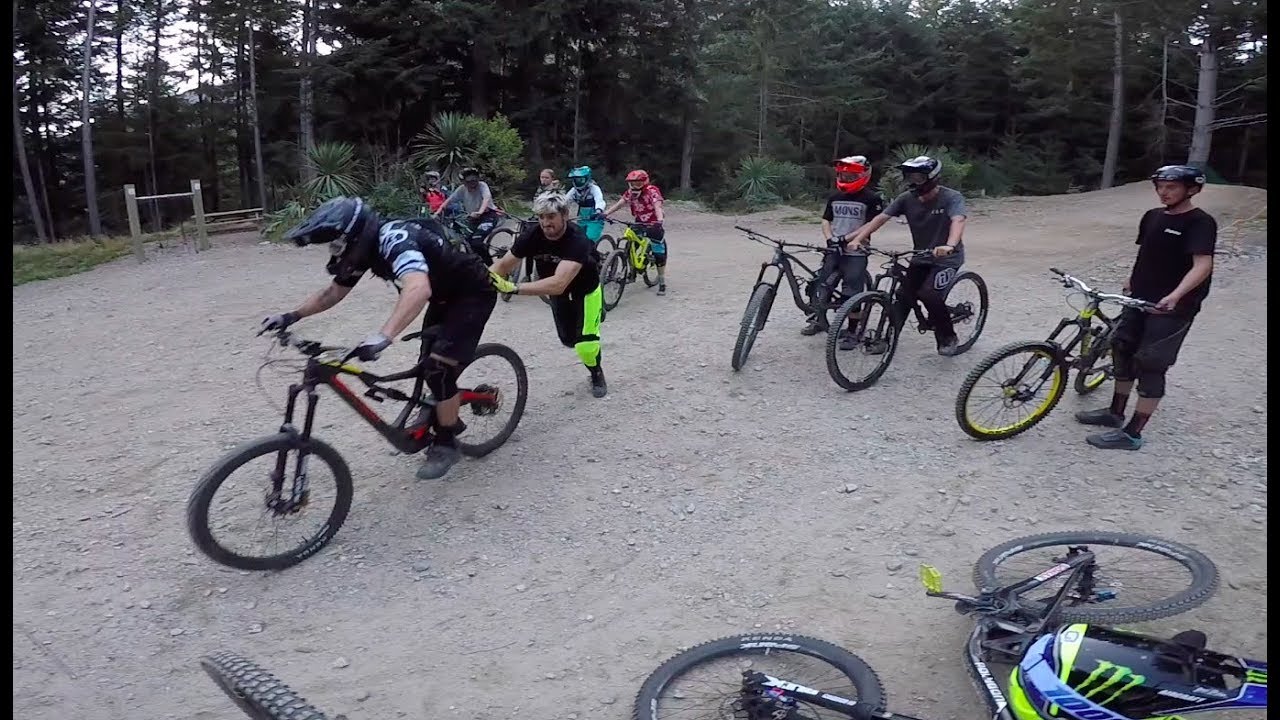CHAINLESS DOWNHILL MTB RACE IN NZ WITH SAM REYNOLDS AND THE DEAKINATOR!
