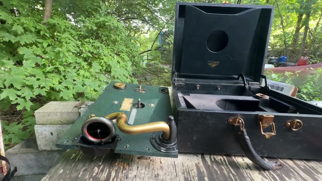 Victor Victrola VV-2-60 # 40284. 1927 premium portable phonograph