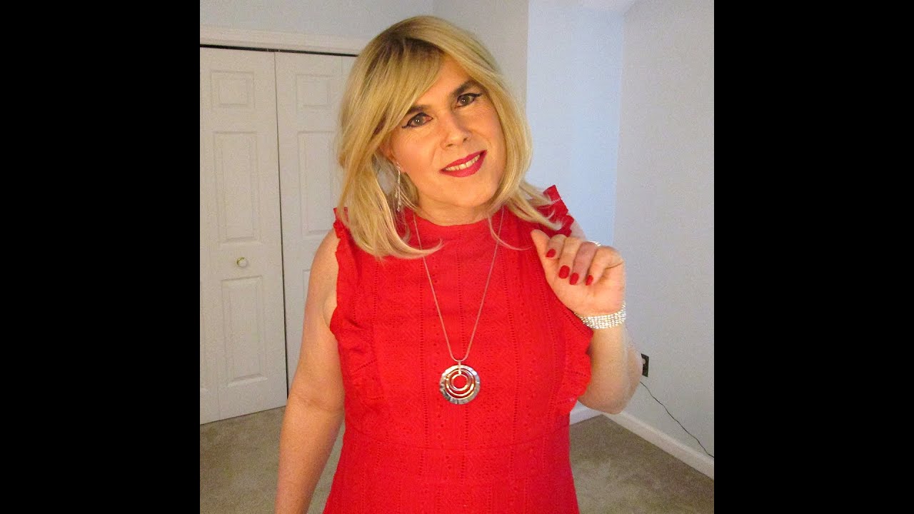 Beautiful Blonde Transwoman red dress long nails – Bella rubia Crossdresser vestido rojo uñas largas