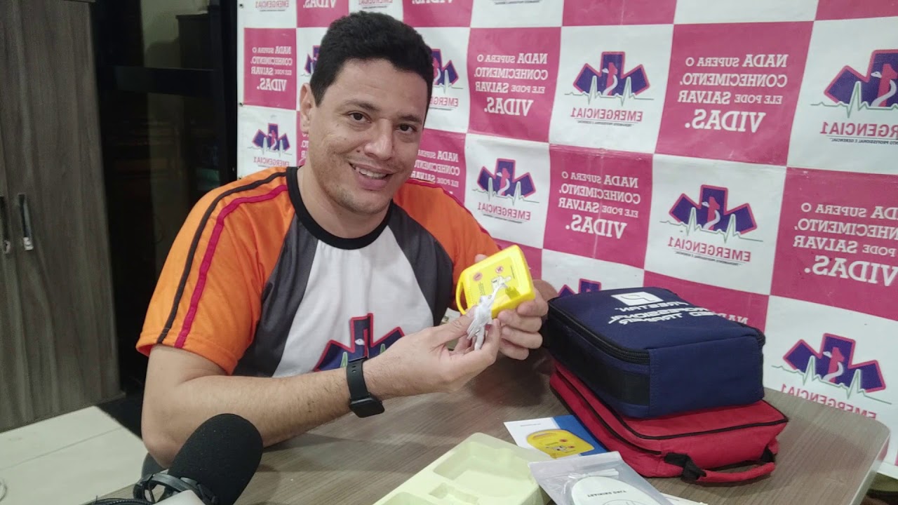 Desfibrilador Externo Automático  (DEA) - Comprei o menor de todos para os nossos treinamentos.