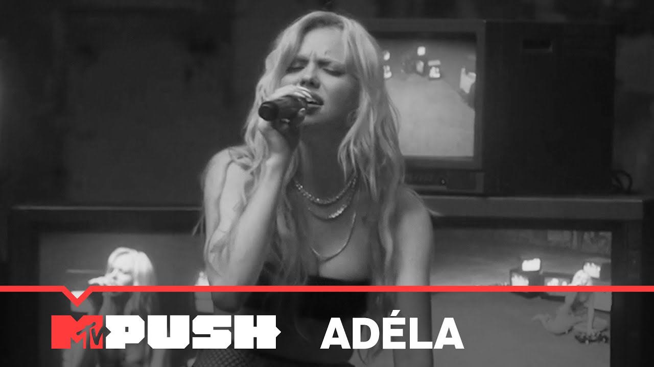 ADÉLA Performs 