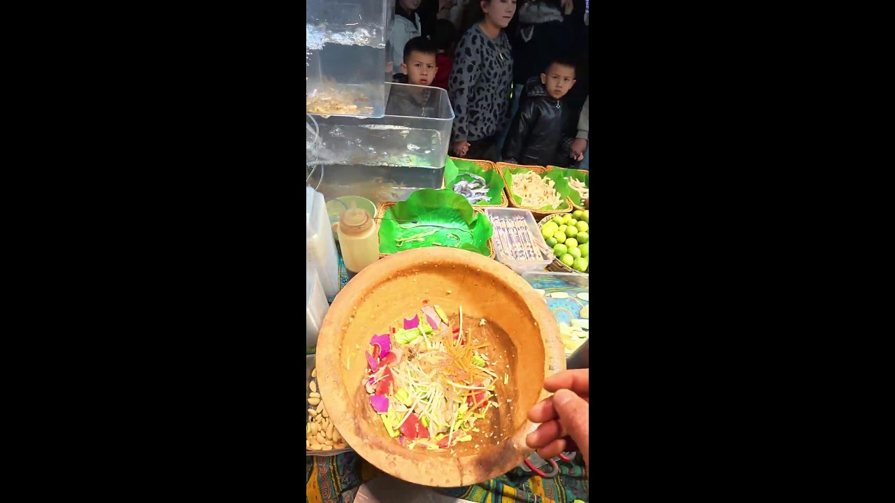 Live broadcast of street food specialties and fruit delicacies