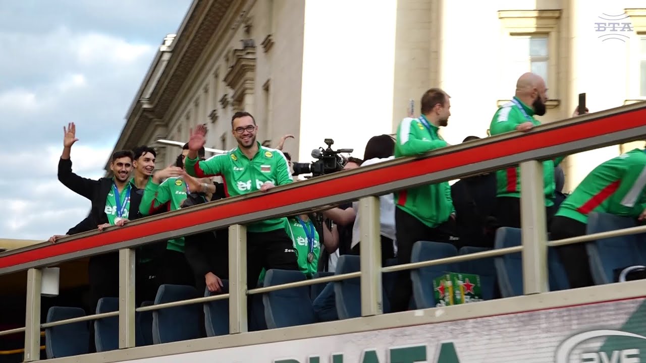 Започна парадът с българските волейболисти и световни вицешампиони