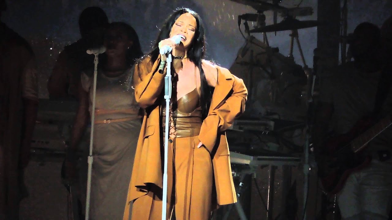 Rihanna - Love on the Brain (Live at Barclays Center) 3/30/16
