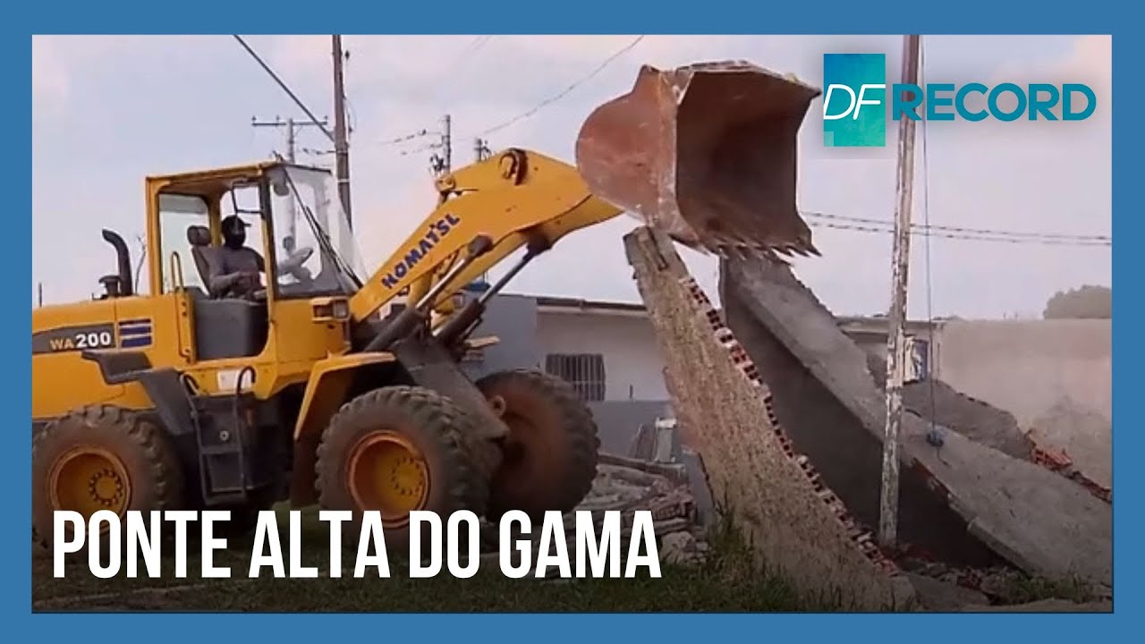 DF Legal derruba muros e portões na Ponte Alta do Gama, no DF