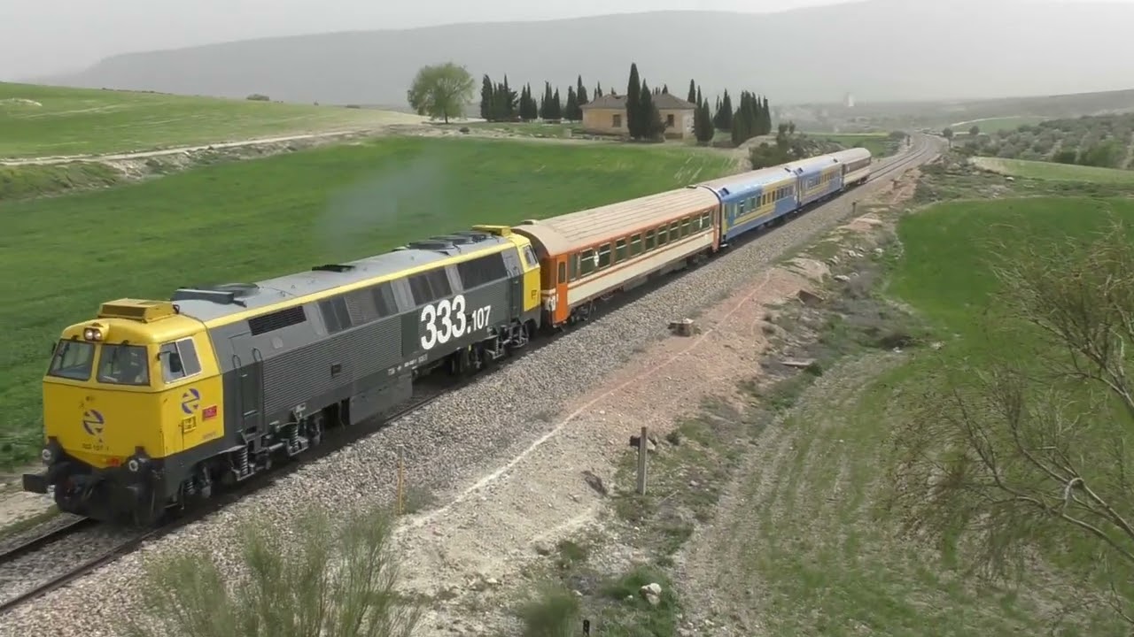 Tren de los 80 Granada-Madrid en la penosa cuesta de Moreda (Granada)