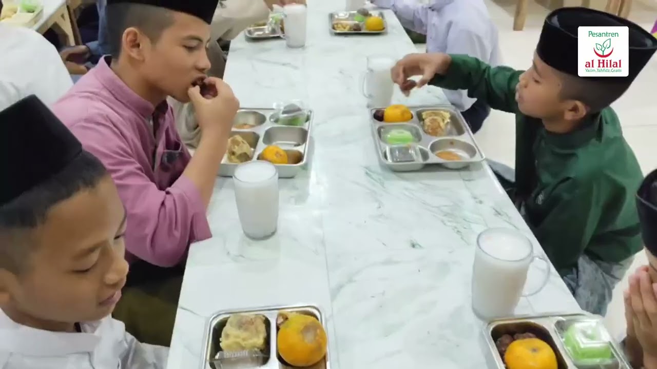 ALHAMDULILLAH HIDANGAN BERBUKA TITIPAN DONATUR TELAH DITERIMA SANTRI PESANNTREN AL HILAL  1 CILILIN