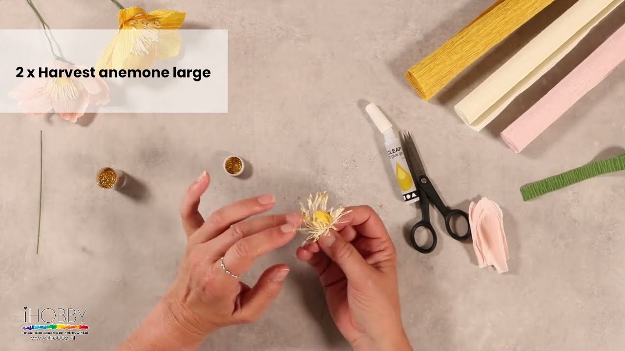 Zo maak je een bloemenkrans van cr&ecirc;pepapier - iHobby