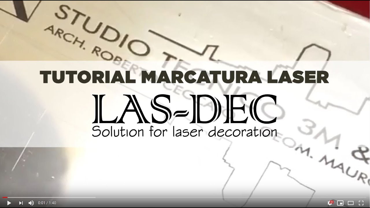 Marcatura laser di colore nero su targa in acciaio