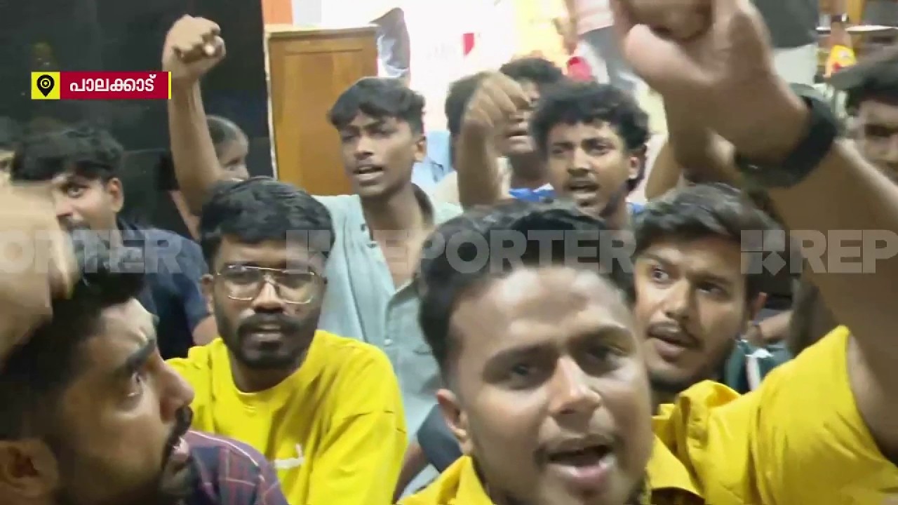 PSC ചോദ്യപേപ്പർ മാറിയതിൽ പ്രതിഷേധിച്ച് SFI, പാലക്കാട് PSC ഓഫീസിലേക്ക് മാർച്ച്