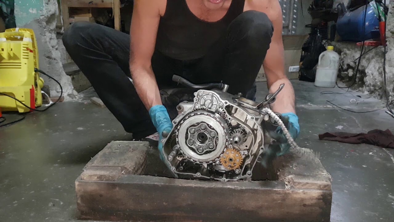 COMO CAMBIAR  BIELA PARTE I DE III PULSAR 180