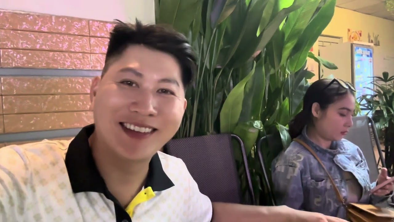 &Uacute;t Nhỏ Ngọc H&acirc;n | 2 vợ chồng đi dạo phố v&agrave; c&aacute;i kết ng&agrave;y c&aacute; th&aacute;ng 4 cả nh&agrave; theo d&otilde;i ủng hộ nh&eacute;