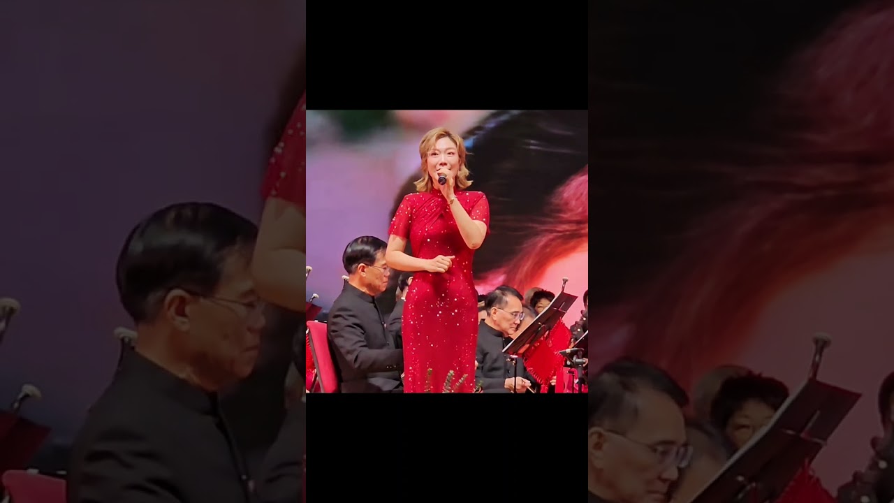 中聲1: 龍婷，獻唱了3首富有東方小調歌曲:「鴛鴦蝴蝶夢」/「鮮花滿月樓」/「上海灘」🎶💖🎶   #新界鄉議局慶祝國慶75週年表演會#香島長青中樂團#