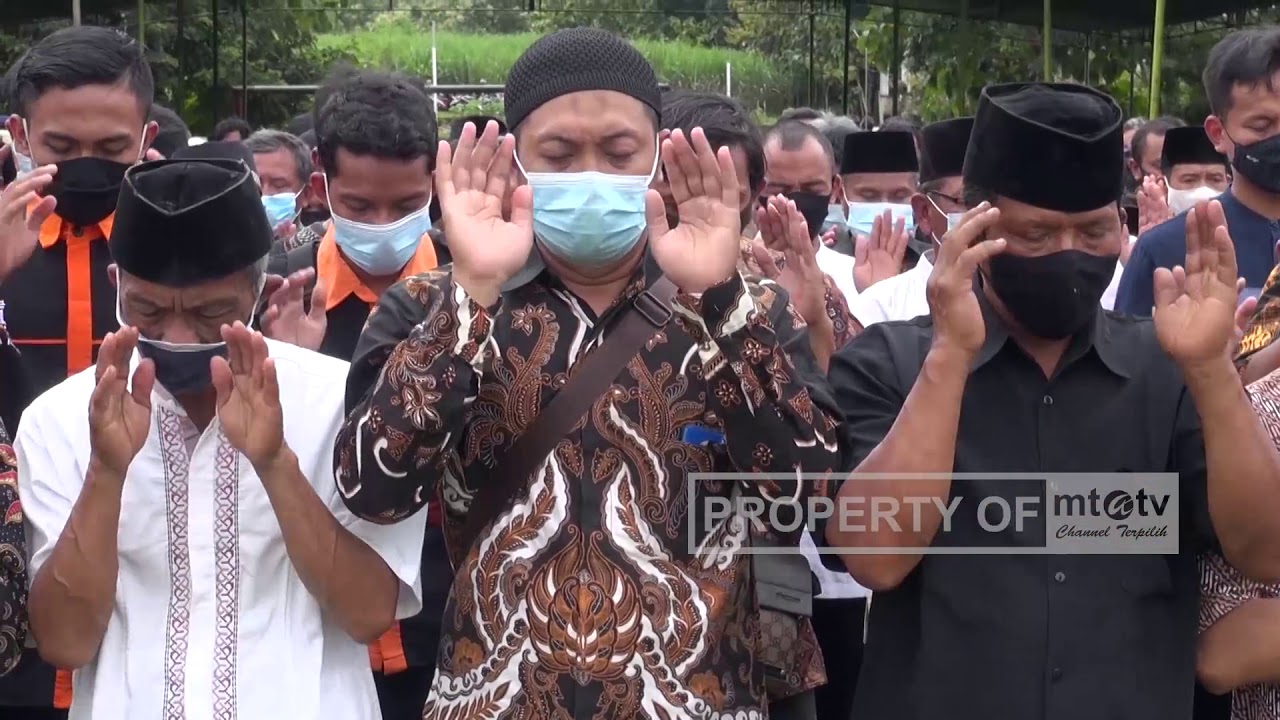 SHOLAT JENAZAH DAN PEMAKAMAN  AL USTADZ DI KALIBOTO KARANGANYAR