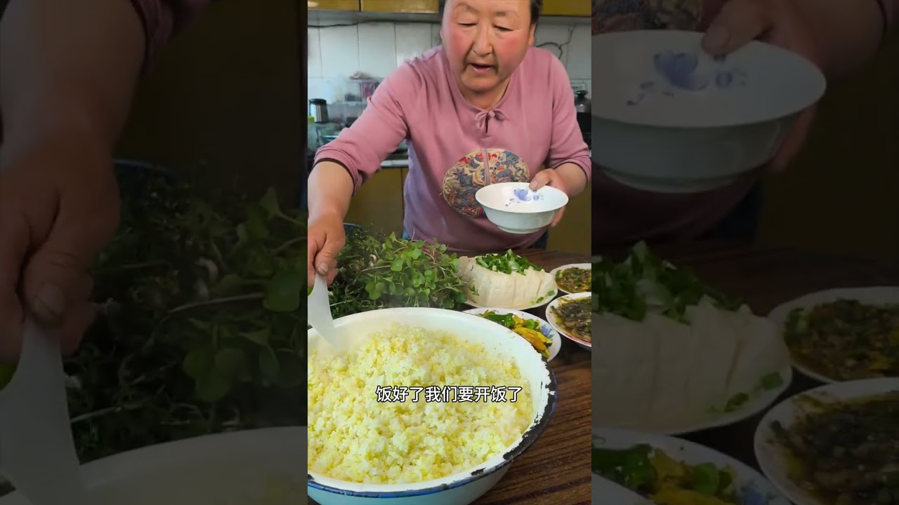 老妈捞的二米饭 炸的鸡蛋酱 还有蘸酱菜 