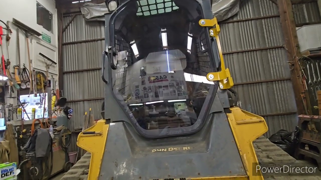 Установка боковых окон и двери. JD 333G. От компании Skid Steer Doors of North America.