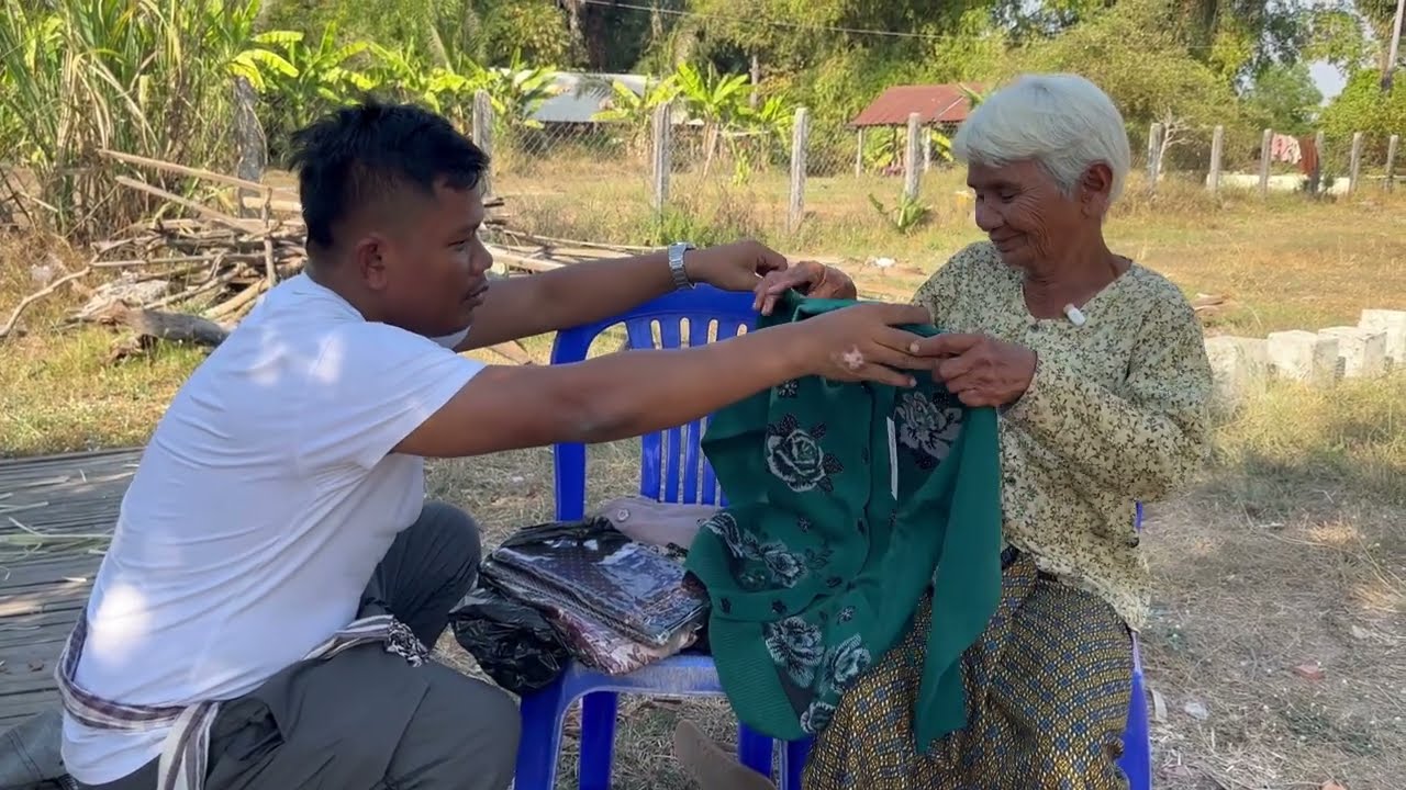 លោកយាយផ្ទះរលំទទួលជំនួយខោអាវស្អាតៗណាស់