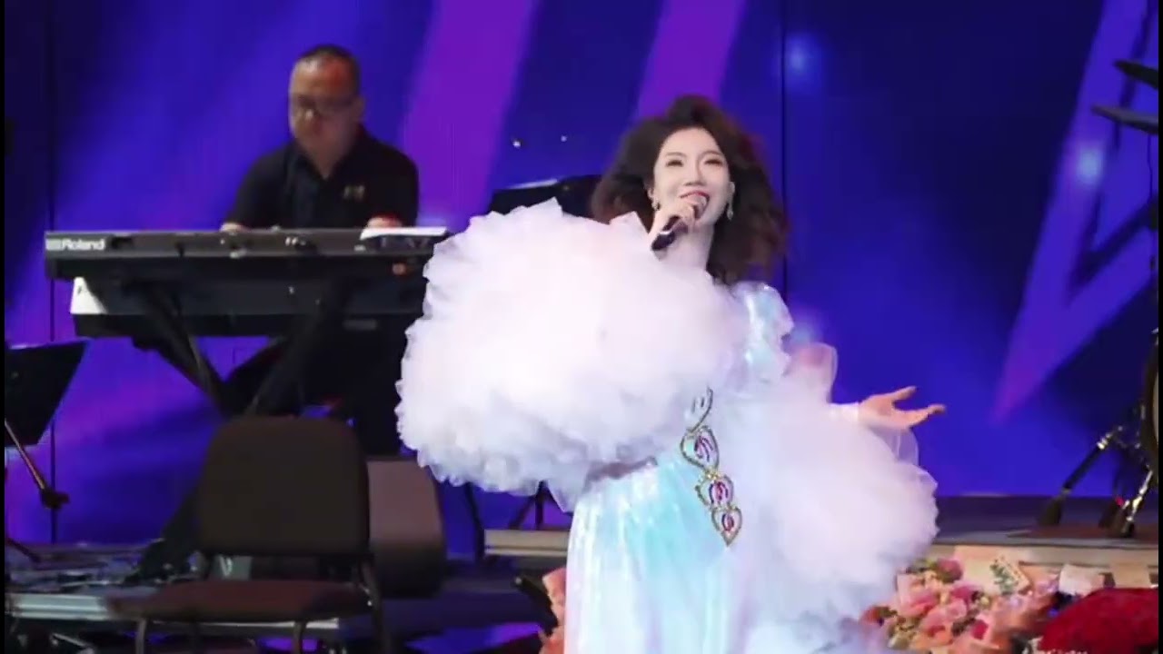 王小树《君心我心》纪念邓丽君上海演唱会。#TeresaTeng,#邓丽君 