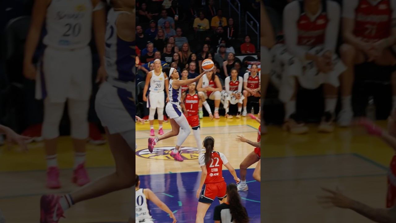 Rae Burrell with the old school finger roll 💅👀 @TheLosAngelesSparks #wnba #basketball