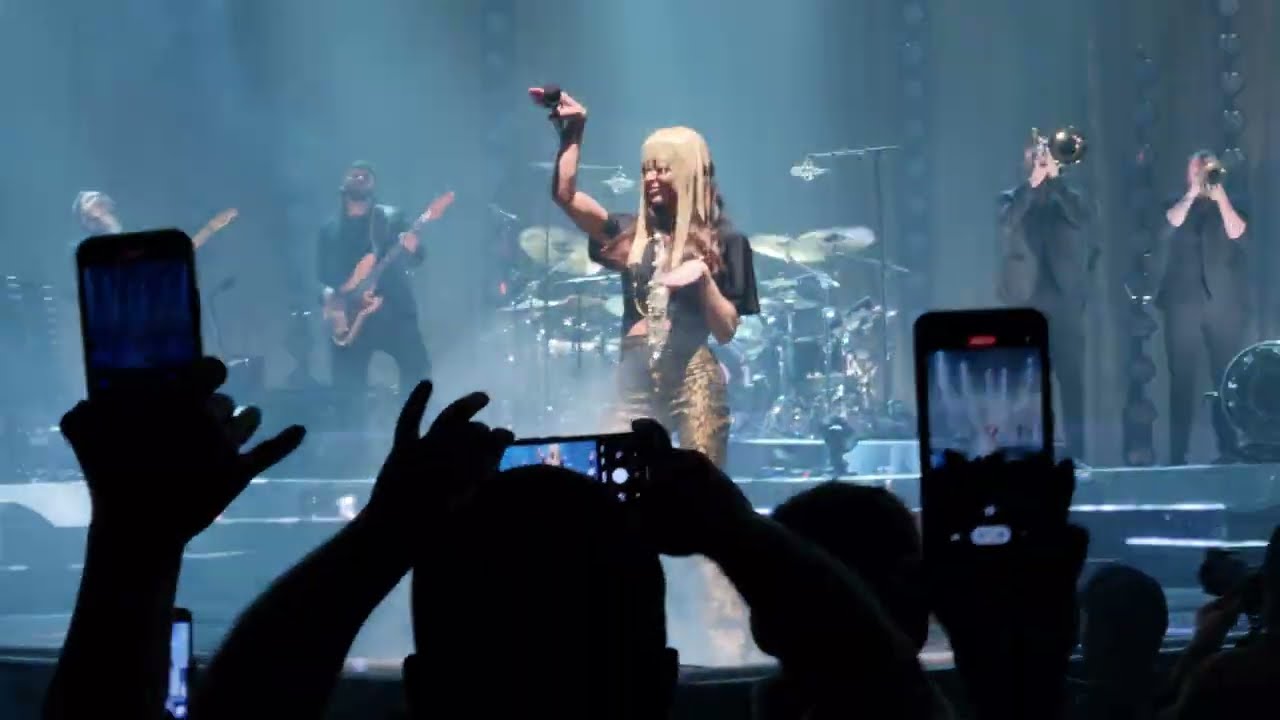Jenifer l'arrivée sur scène Est-ce que tu danses ? et tourner ma page Accor Arena (N9)