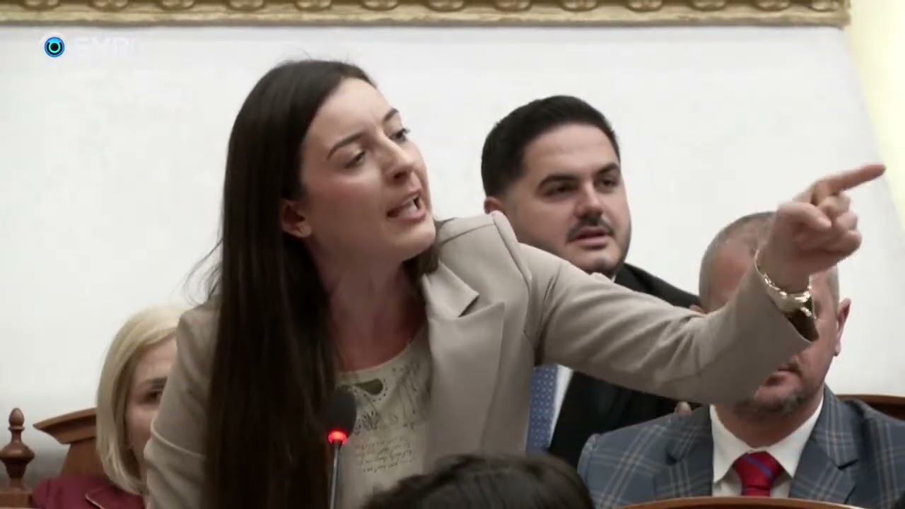 Degjeneron grupi parlamentar i PS, Zegjineja flet me keq se në rrugë, ofendon dhe shan në Kuvend