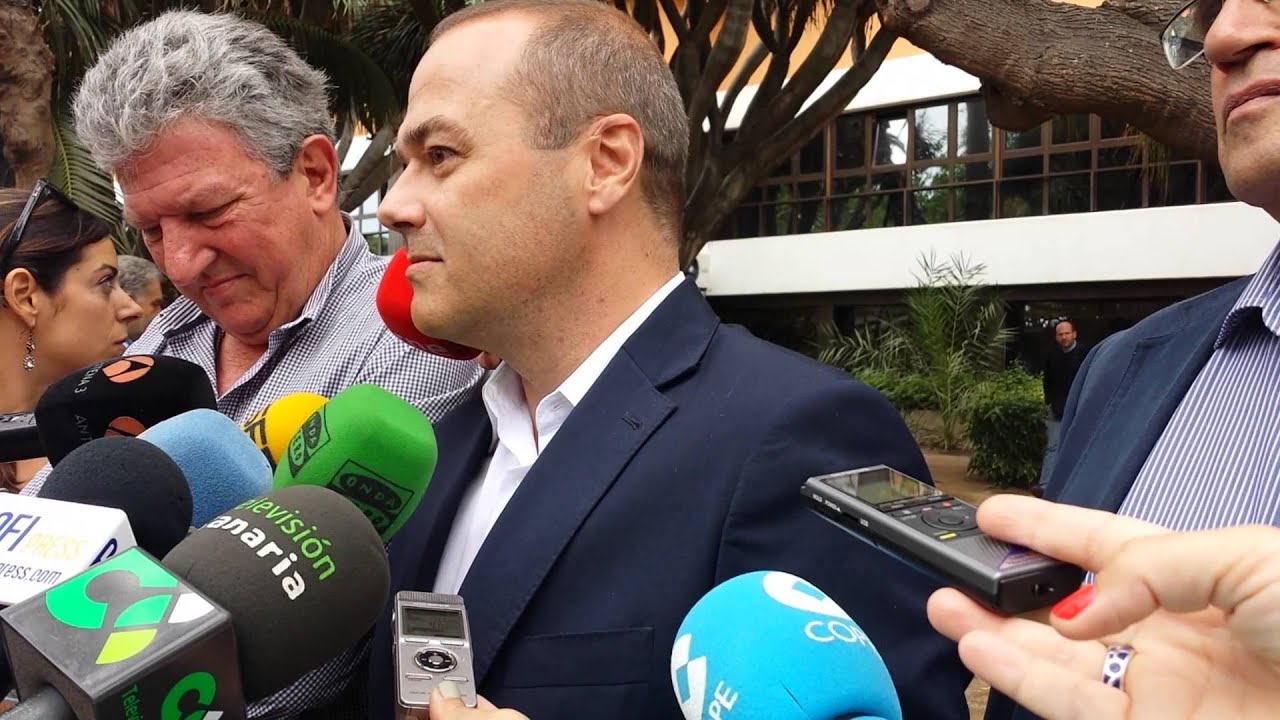 Augusto Hidalgo en el inicio de las negociaciones PSOE, LPGC Puede y NC.