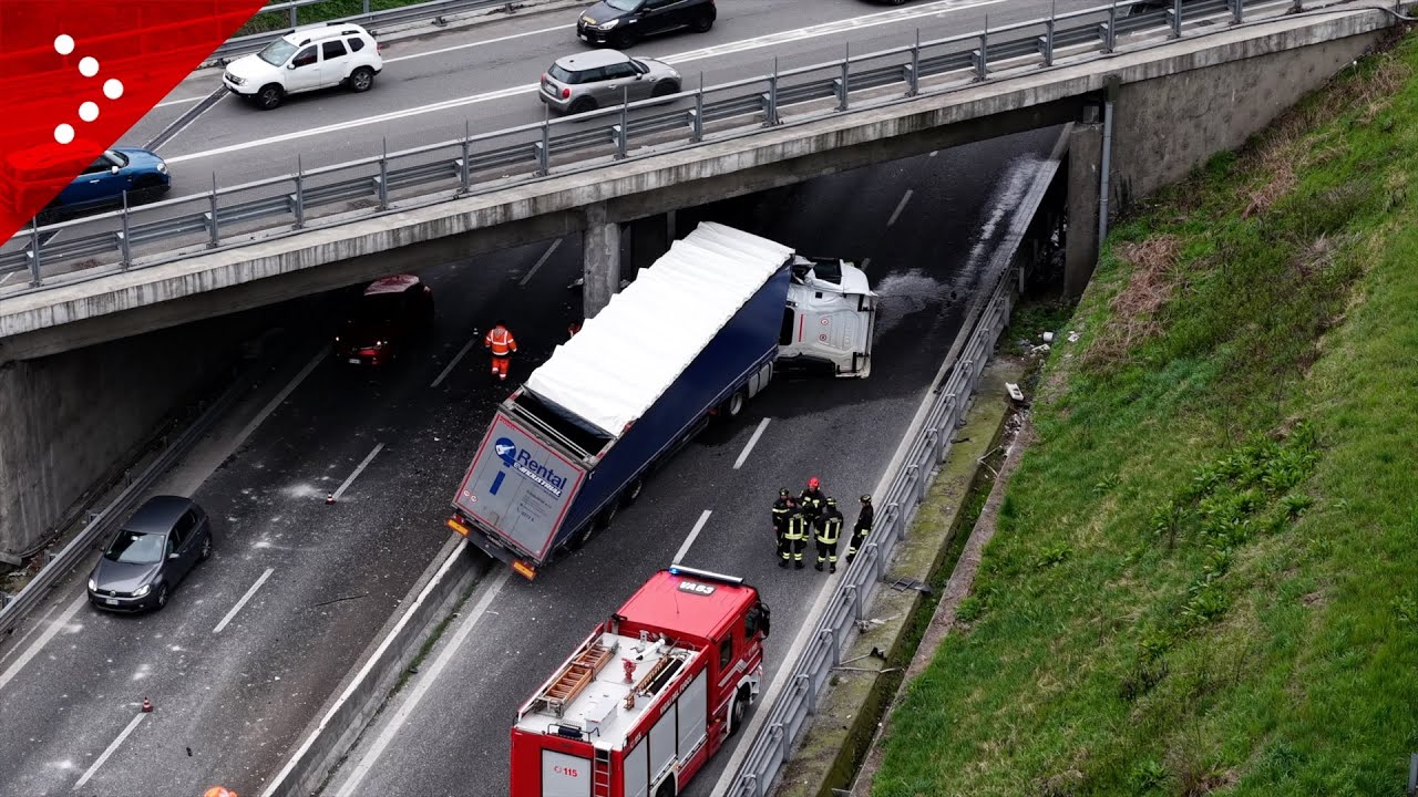 Tir si schianta contro pilone di un cavalcavia sulla Statale 336 a Gallarate, traffico paralizzato