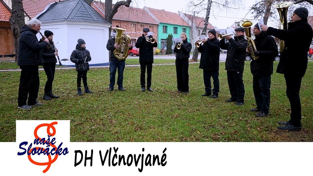 Dechová hudba Vlčnovjané během koledování u památkových domcích ve Vlčnově - 14.12.2024.