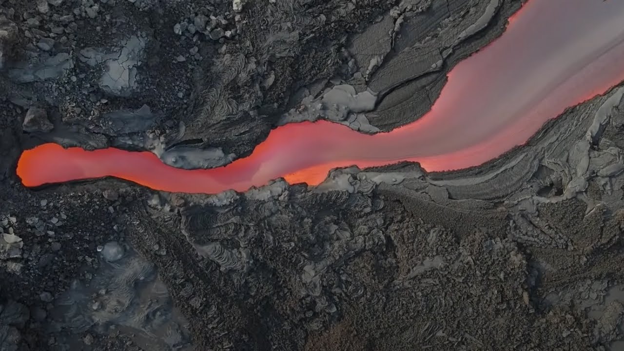 Impresionantes im&aacute;genes de tubos l&aacute;vicos y salidas a los canales en La Palma