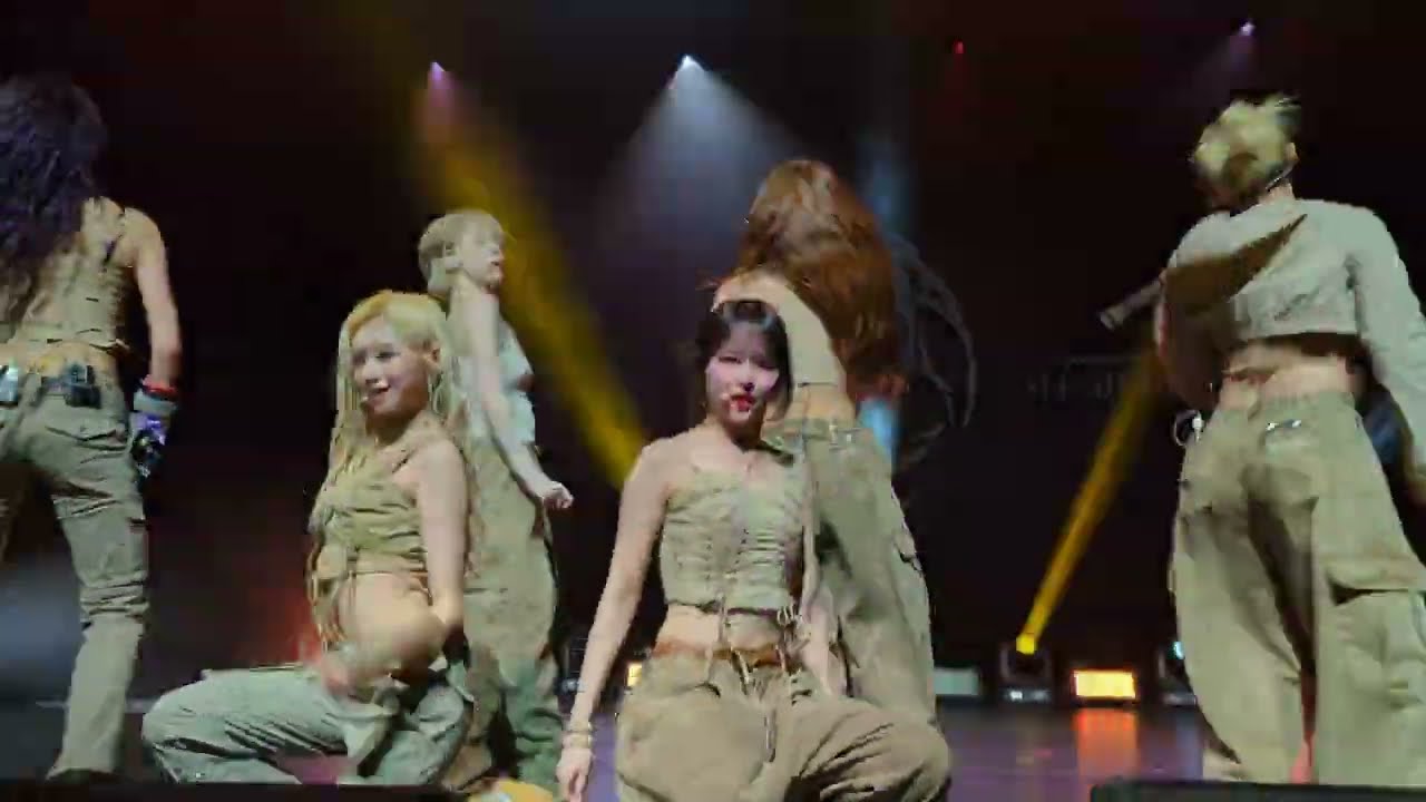 EVERGLOW (에버글로우) - Pirate | St Petersburg 231110 | ALL MY GIRLS Tour