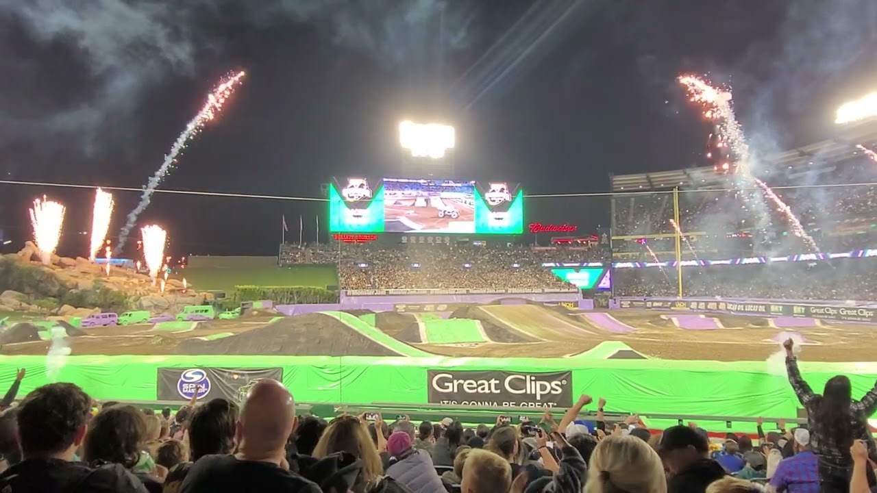 Monster Jam Superstar Challenge 2023 - Megalodon Neon vs Grave Digger Nitro - Racing